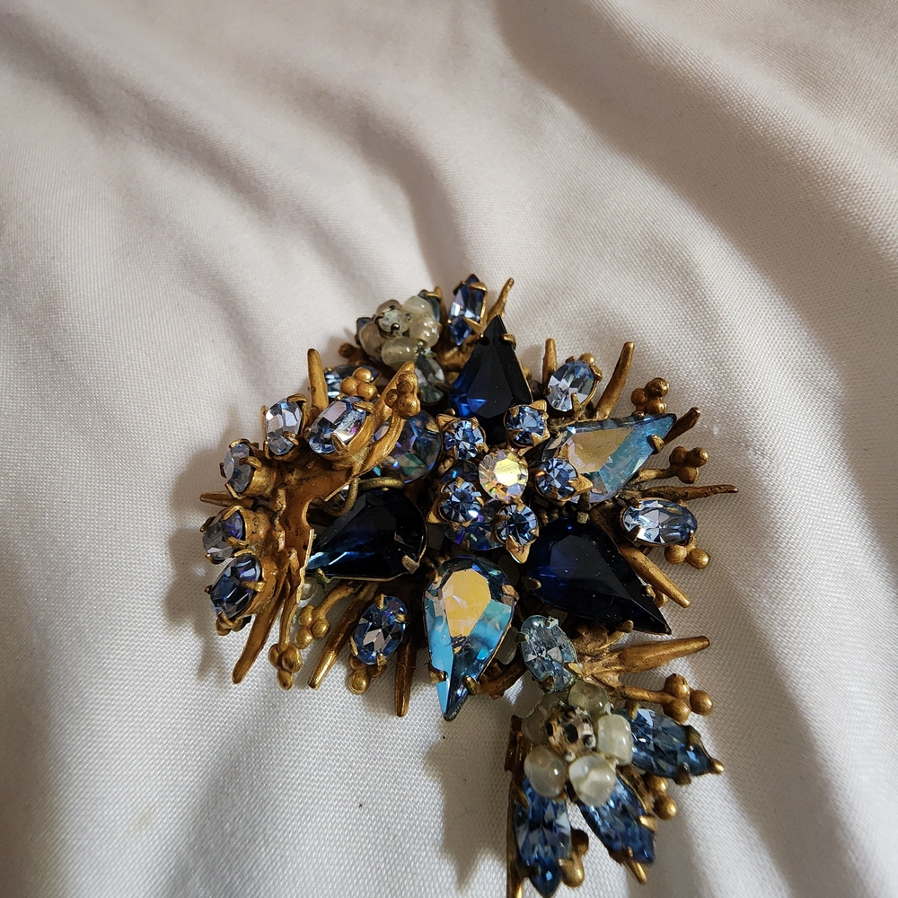 Vintage-Inspired Blue and Gold Crystal Brooch - Picture 3 of 9